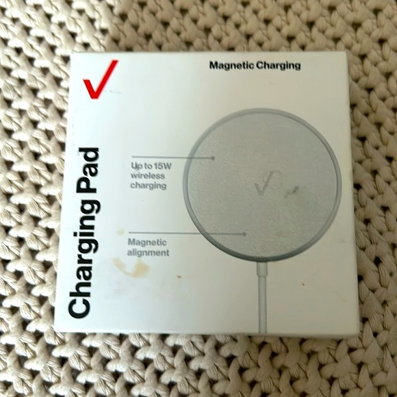 NIB Verizon magnetic charging pad - Picture 1 of 3